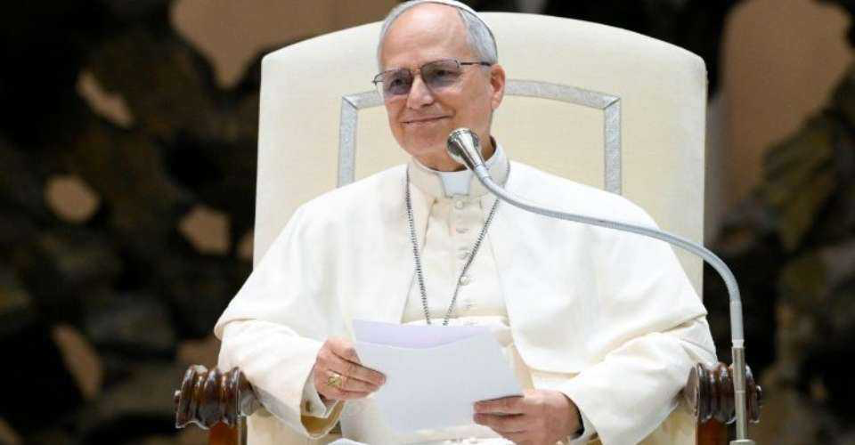 Paus Leo XIV mengadakan audiensi dengan perwakilan media di Aula Paulus VI. (Foto: Vatican News)