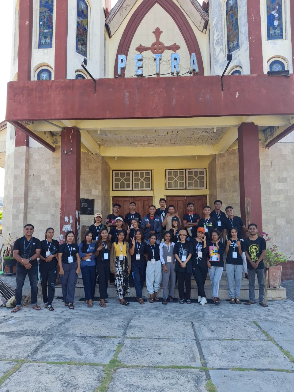 Kerja Bakti OMK Fatuketi di Gereja Petra